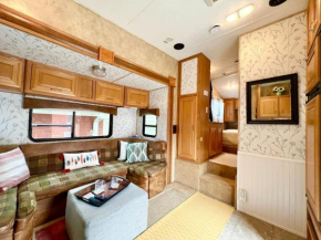 The Glamper Spacious 5th Wheel